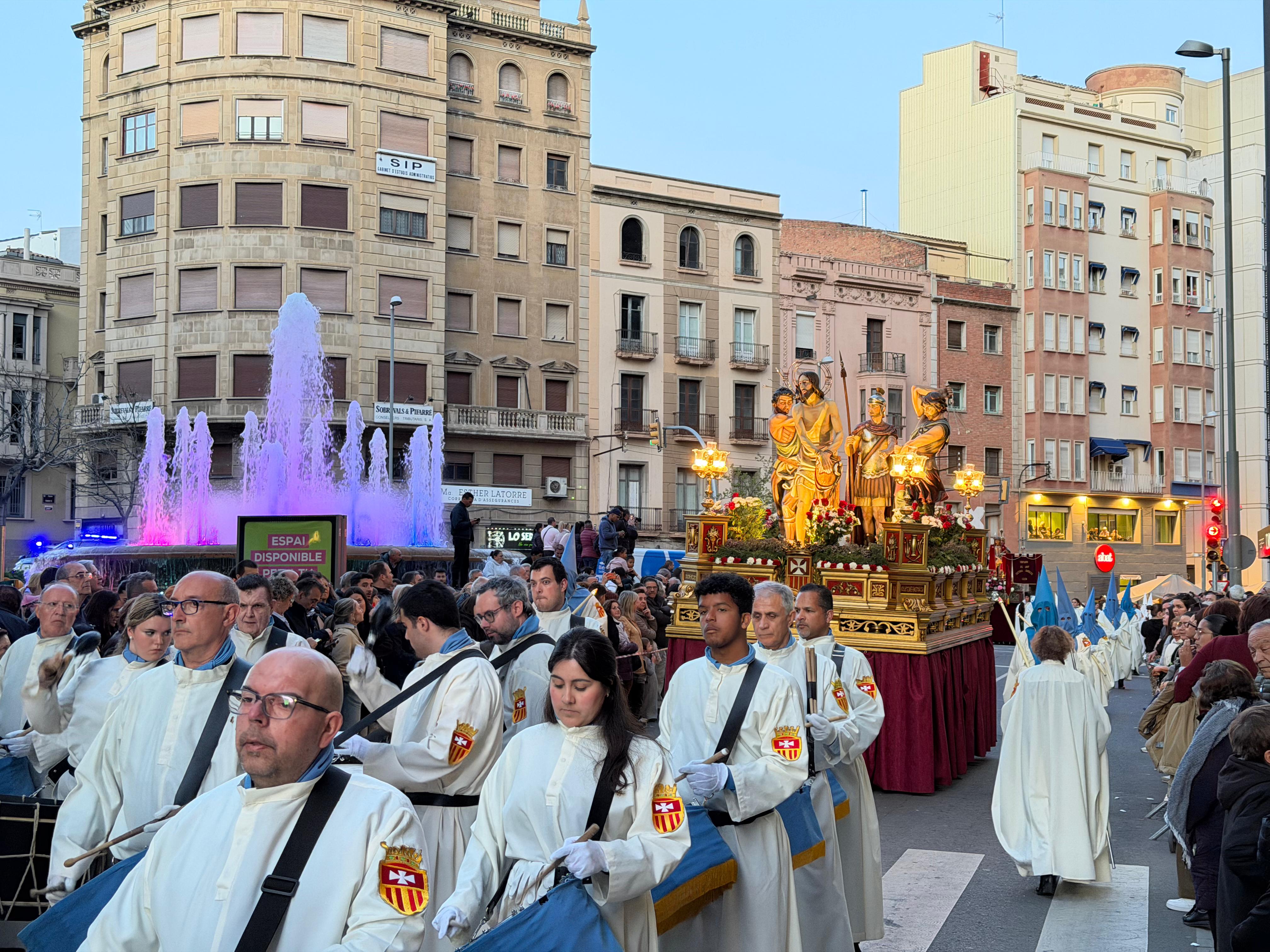 La Processó del Sant Enterrament desfila pels carrers de Lleida