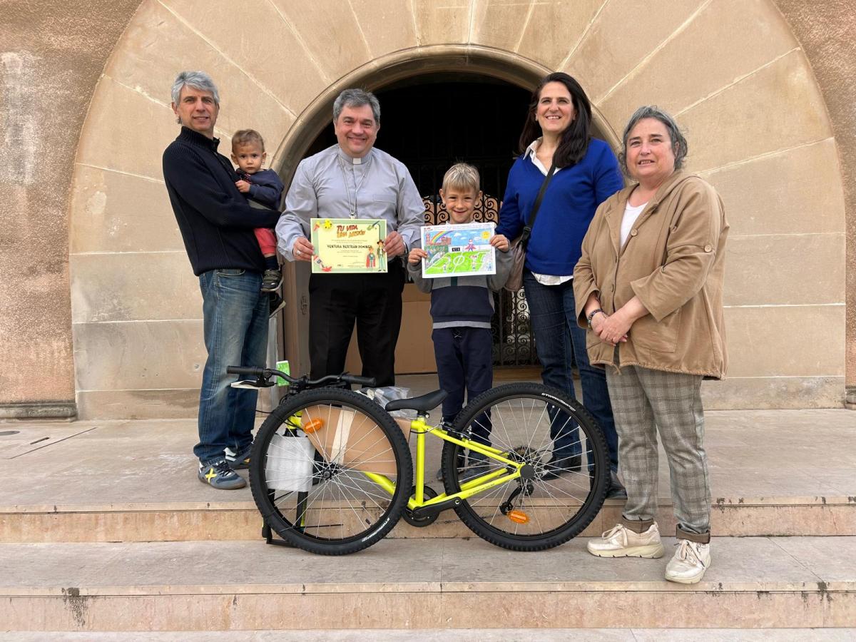 El guanyador del concurs de dibuix d'Infància missionera ja té la seva bicicleta
