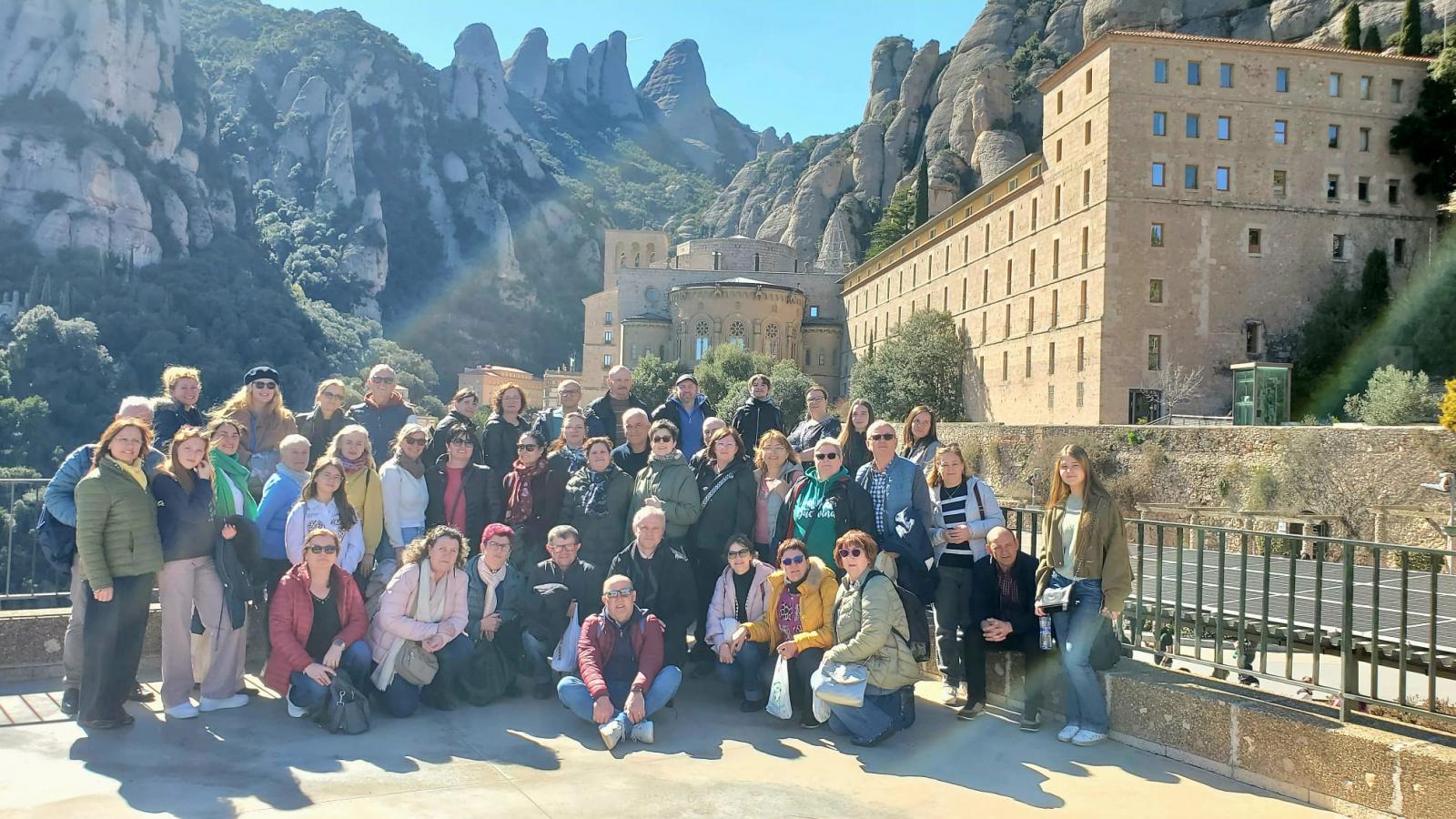 Una cinquantena de persones participen en el Via Crucis de Montserrat de la Pastoral de Migrants