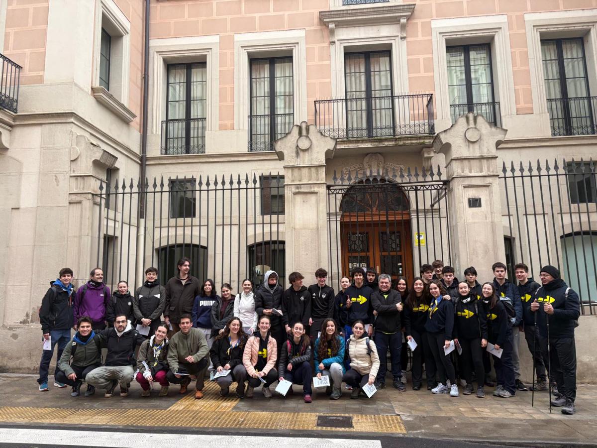 Una quarentena de joves i el bisbe Daniel, en una caminada per a compartir i pregar
